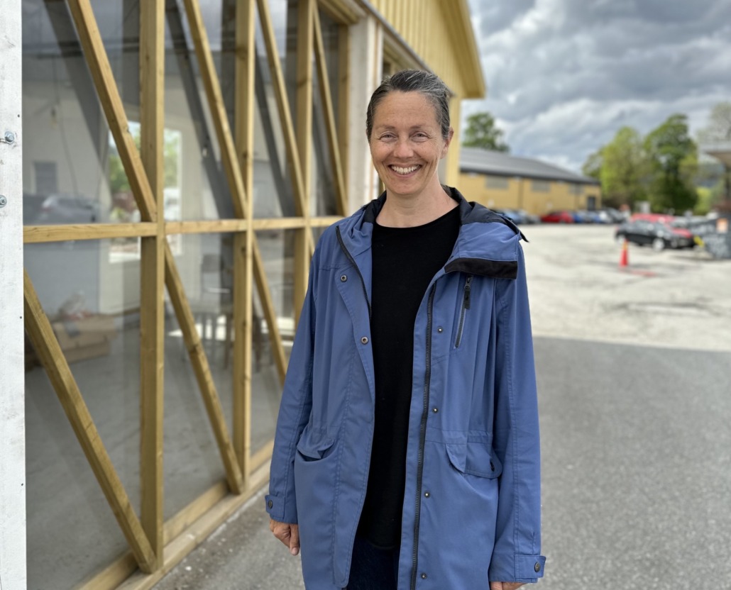 Inger Grimm foran Garasjen på Tangenkaia