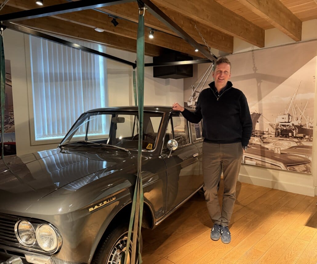 Ivar Vannebo sammen med en Datsun Bluebird som står til pynt inne på Skur 1. Denne bilmodellen var blant de første som kom til Drammen Havn.